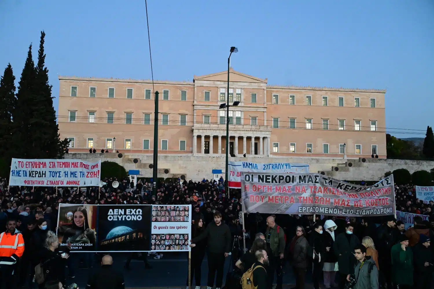 Τέμπη: Πλήθος κόσμου συγκεντρώθηκε στο Σύνταγμα για το νέο συλλαλητήριο (εικόνες)