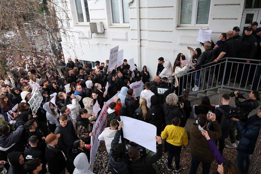 Οργή και χάος στα Σκόπια: Επεισόδια σε διαδήλωση για τους 59 νεκρούς της τραγωδίας στο κλαμπ