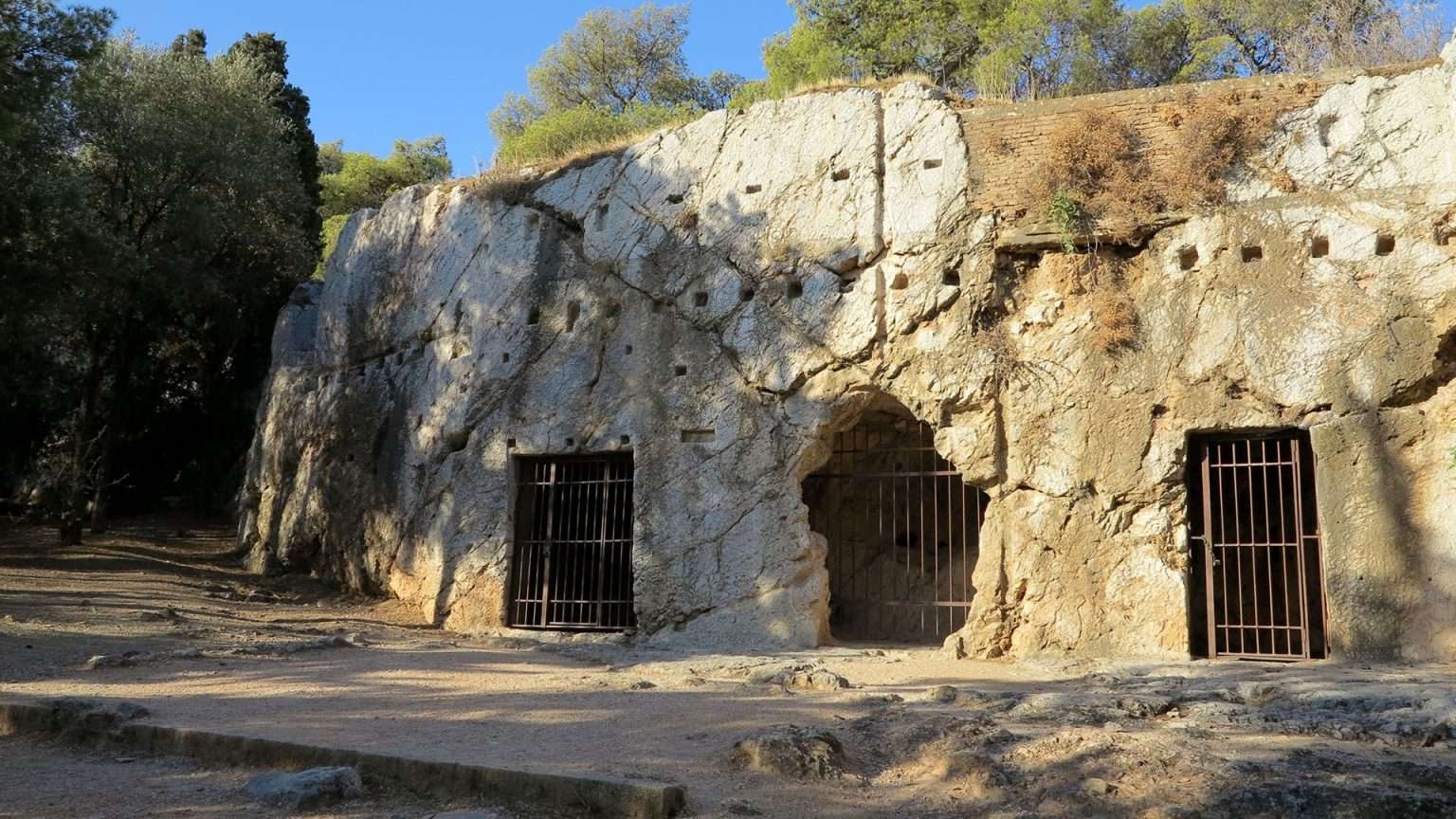 Η σπηλιά στο κέντρο της Αθήνας που ονομάζεται «Φυλακή του Σωκράτη»: Η τοποθεσία και τα αίνιγμα που κρύβει
