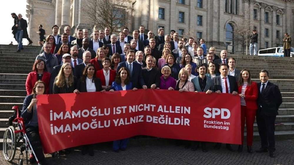 Γερμανία – Πανό υπέρ του Ιμάμογλου ανήρτησαν οι βουλευτές του SPD