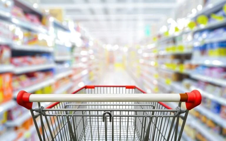 Σαρωτικές οι αυξήσεις στα καταναλωτικά αγαθά το 2024 – “Γονάτισαν” τα νοικοκυριά