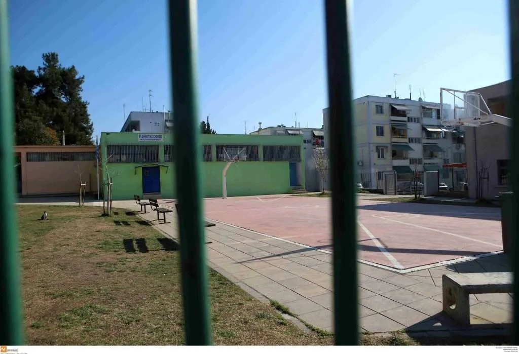 «ΑΙΣΧΟΣ και «ΑΗΔΙΑ»: Ηλικιωμένος στον Πύργο αυνανιζόταν έξω από σχολείο!