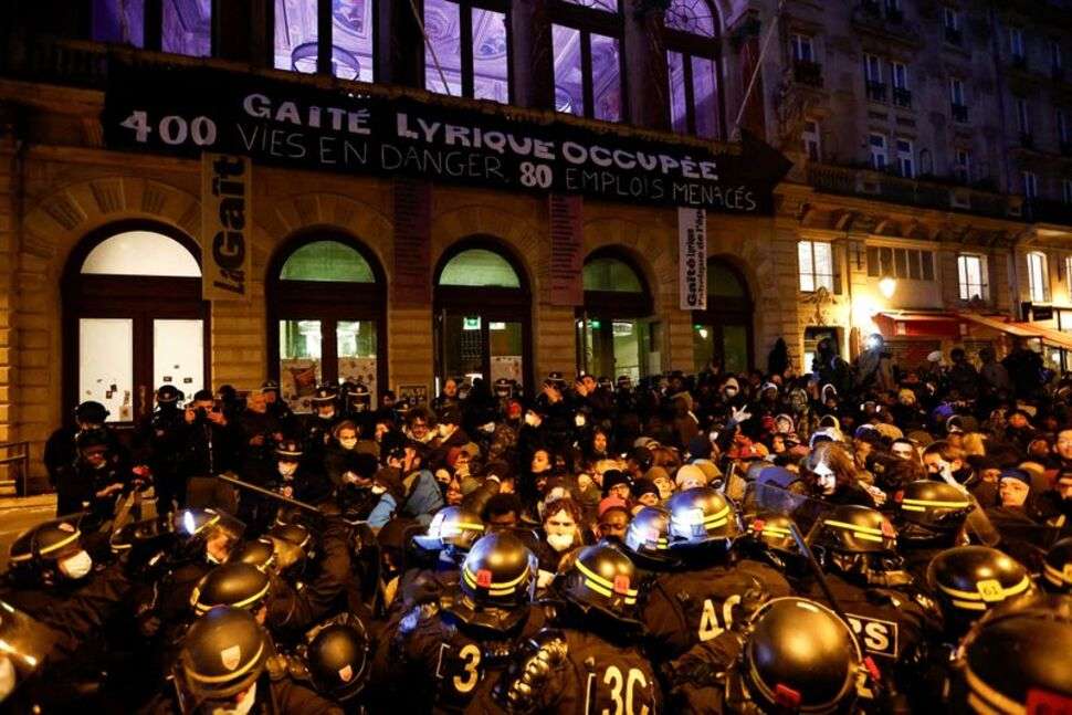 Η αστυνομία διώχνει εκατοντάδες μετανάστες που είχαν κάνει κατάληψη σε θέατρο του Παρισιού