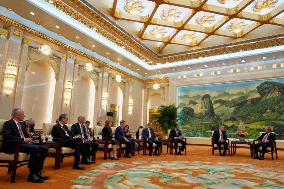 Γερουσιαστής υπέρ του Τραμπ συναντά τον Κινέζο πρωθυπουργό Λι με στελέχη αμερικανικών εταιρειών