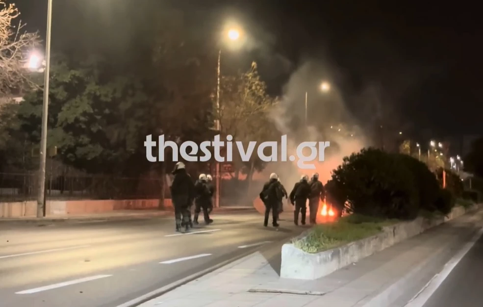 Νύχτα έντασης στη Θεσσαλονίκη: Κουκουλοφόροι με μολότοφ και πυροτεχνήματα κατά των ΜΑΤ – Τραυματίας αστυνομικός