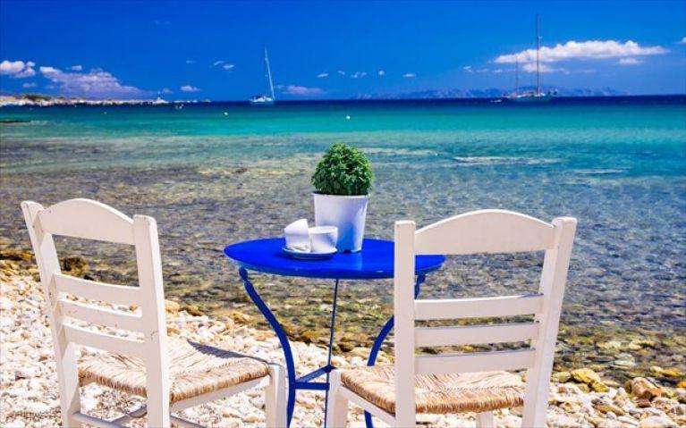 Με φαγητό «στο χέρι» και από το σούπερ μάρκετ οι τουρίστες στα νησιά – «Πτώση» για την εστίαση