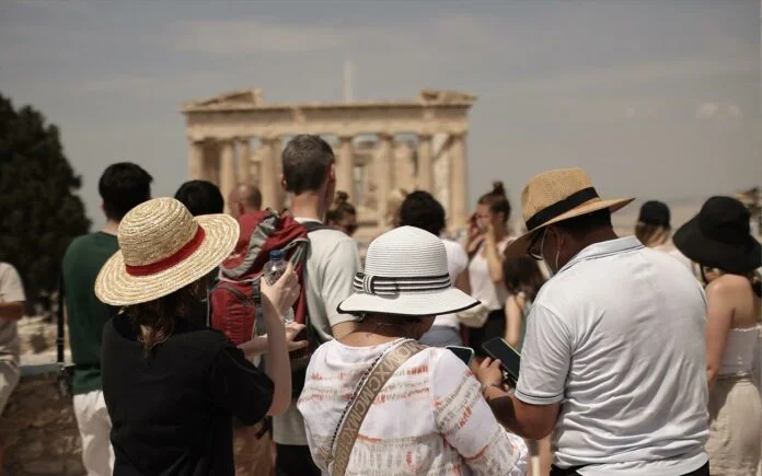 Τουρισμός: Εκτοξεύονται οι κρατήσεις – Ποιες προκλήσεις φέρνει η νέα σεζόν