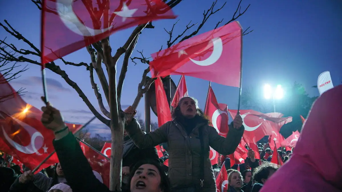 «Βράζει» η Τουρκία με τη Σύλληψη Ιμάμογλου – Διαδηλώσεις Παρά τις Απαγορεύσεις και «Μαύρο» στα Social Media