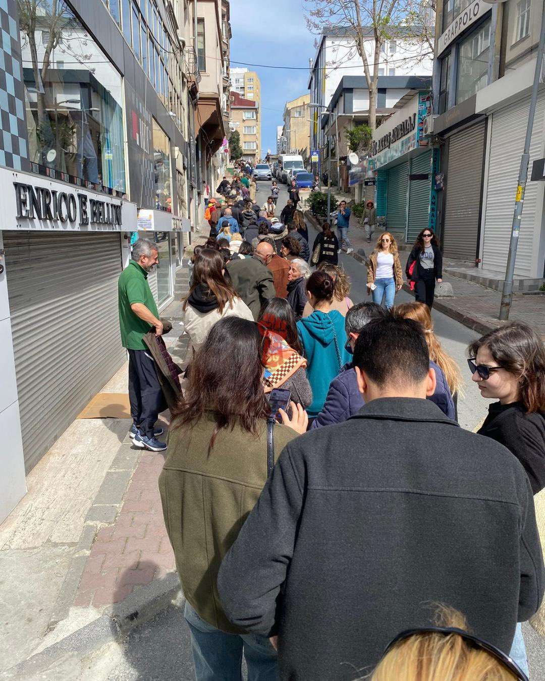 Τουρκία: Πλήθος Κόσμου Στα Εκλογικά Κέντρα – Ψηφίζουν Ε. Ιμάμογλου για τις Εκλογές του 2028  (βίντεο)
