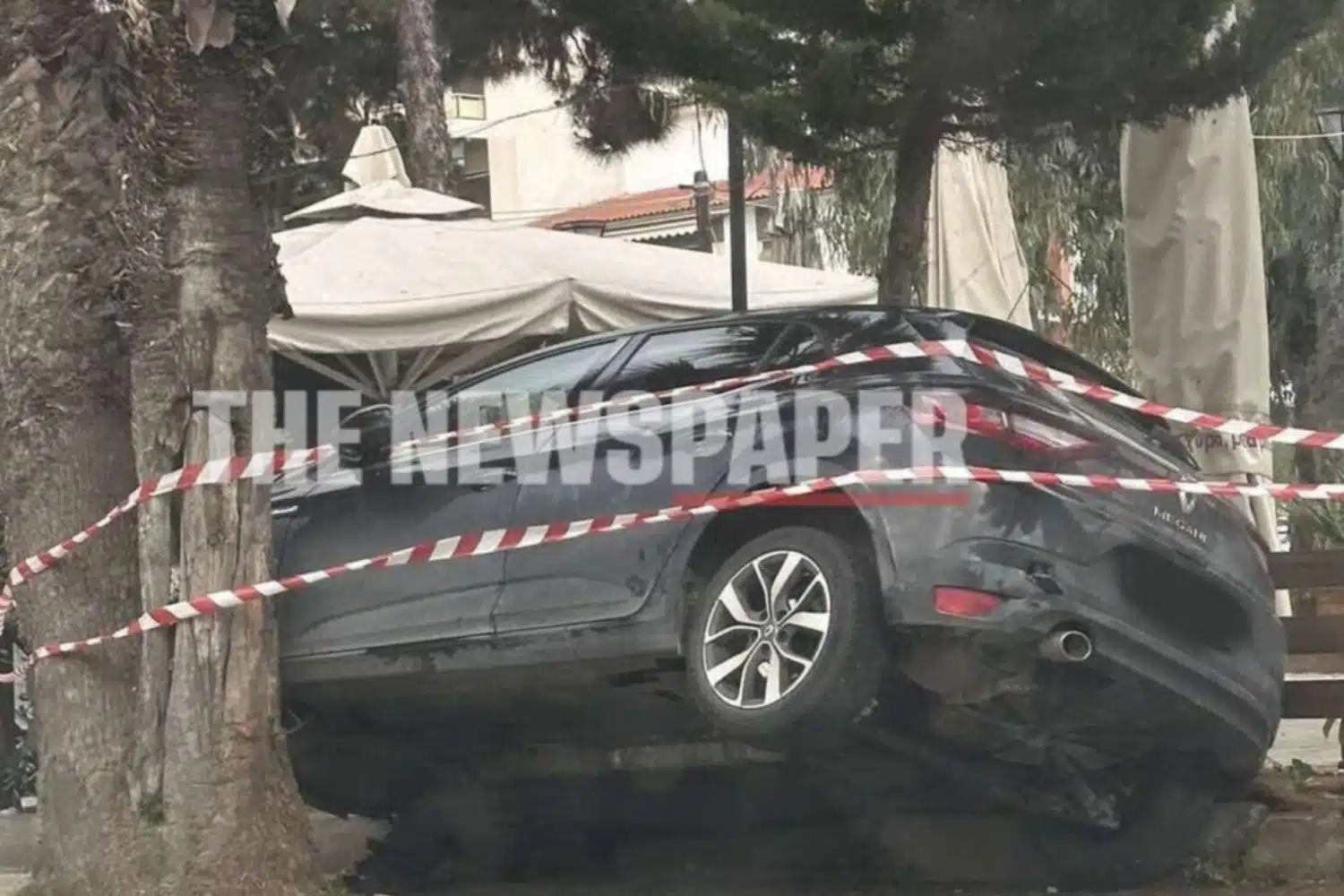 Απίστευτο τροχαίο στον Βόλο – ΙΧ «καρφώθηκε» ανάμεσα σε φοίνικες στην παραλία