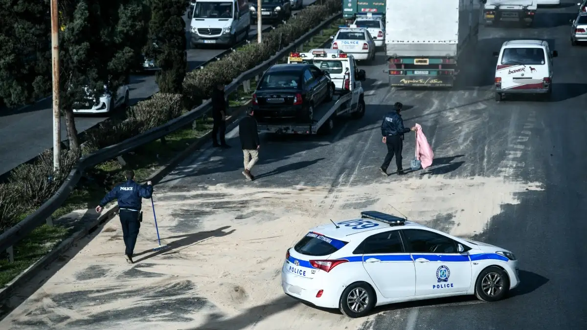 Κηφισός: Σύγκρουση 3 οχημάτων στην άνοδο στο ύψος της Ιεράς Οδού και καραμπόλα 5 οχημάτων στην κάθοδο στο ύψος «Τρεις Γέφυρες»