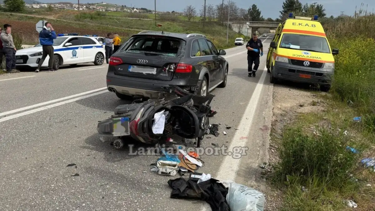 Λαμία: Σοβαρό τροχαίο με έναν τραυματία – Μηχανάκι «καρφώθηκε» σε αυτοκίνητο