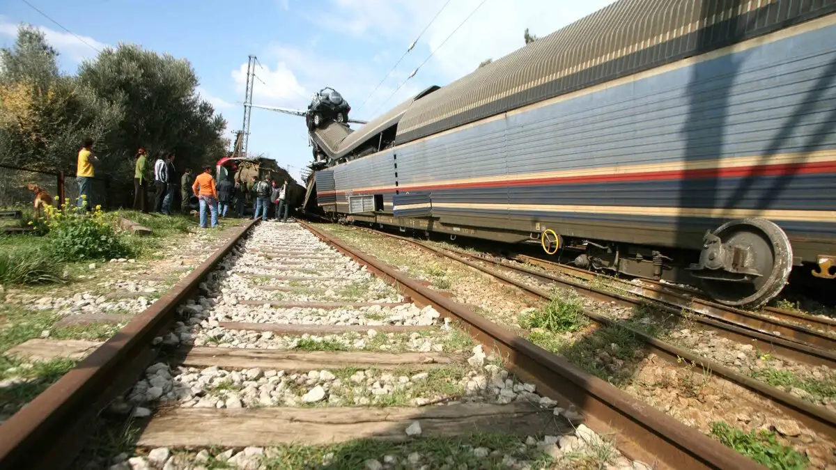 Πάτρα: Τραίνο παρέσυρε παρκαρισμένο αυτοκίνητο πάνω στις γραμμές – Σοκαρισμένοι μηχανοδηγός και επιβάτες