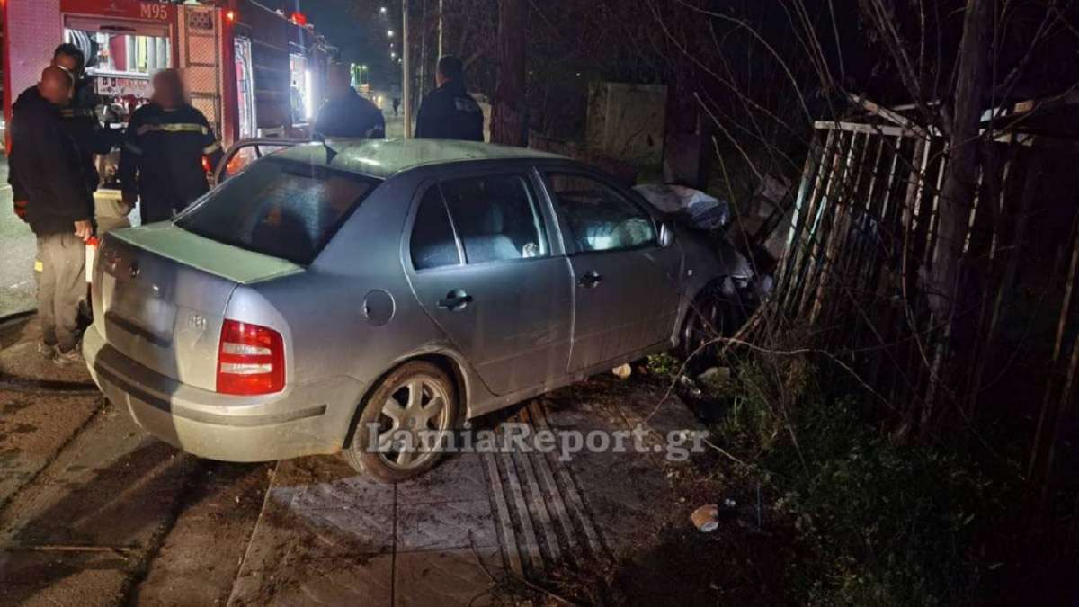 Λαμία: Αυτοκίνητο καρφώθηκε σε τοίχο και τυλίχθηκε στις φλόγες με ηλικιωμένο ζευγάρι στο εσωτερικό