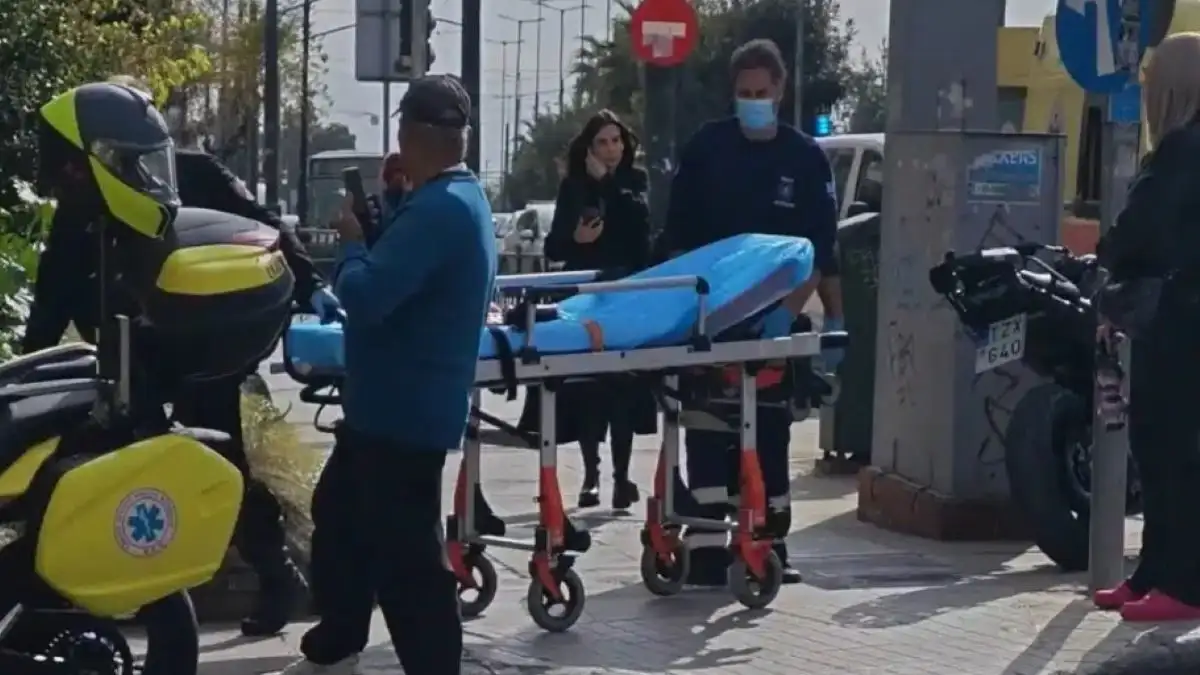 Τροχαίο στο κέντρο της Αθήνας – Oδηγός μηχανής έπεσε πάνω σε κάγκελα