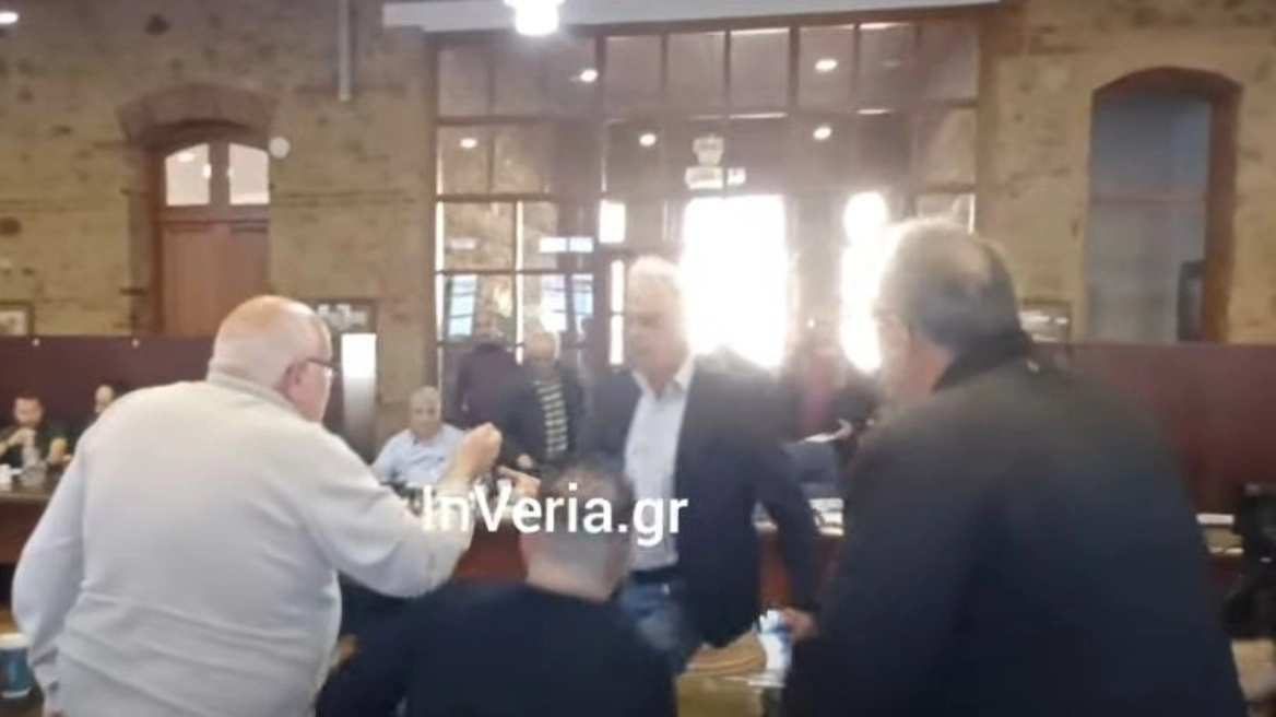 Παραλίγο να πιαστούν στα χέρια στο Δημοτικό Συμβούλιο Βέροιας – «Θα σου αστράψω μια!» (Βίντεο)