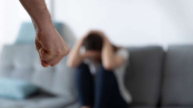 Άντρας ΞΥΛΟΚΟΠΗΣΕ την σύζυγό του και όταν εκείνη κάλεσε την αστυνομία ΕΞΑΦΑΝΙΣΤΗΚΕ