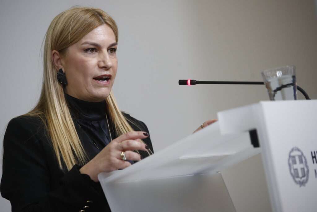 Κυβερνητική παραδοχή για τον συγγενή νέας Υφυπουργού – Είναι άμεσα κατηγορούμενος στο έγκλημα των Τεμπών