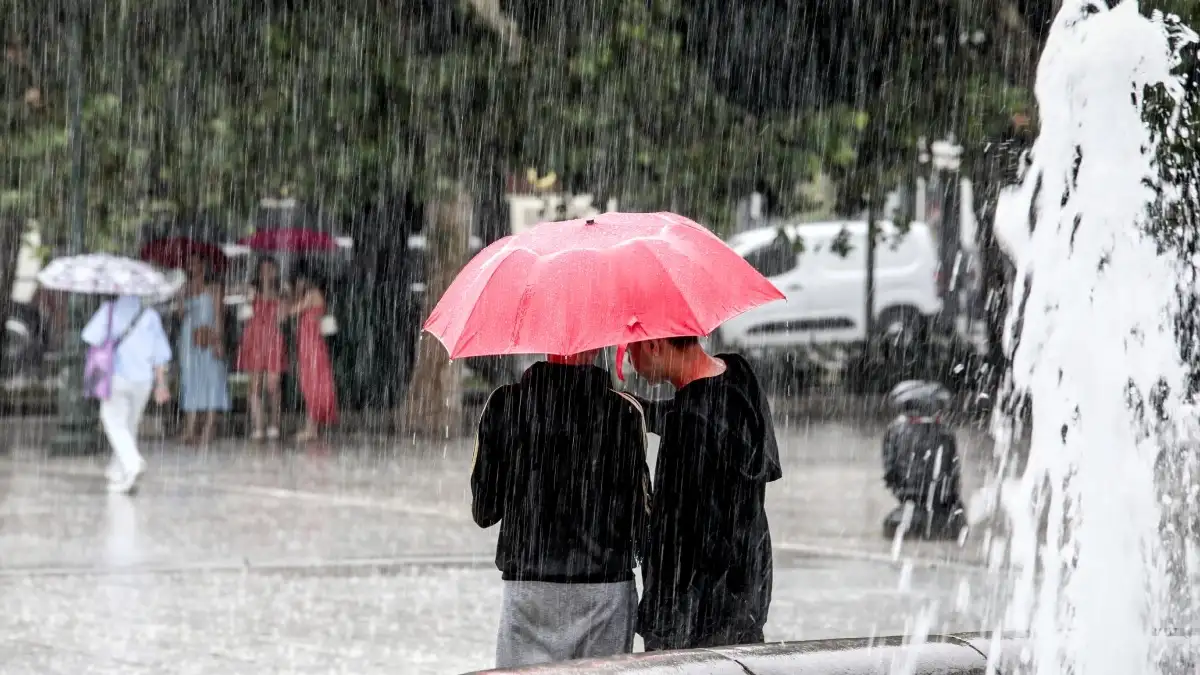 Καιρός Αύριο: Βροχές Σχεδόν Παντού – Νέα Άνοδος Θερμοκρασίας και Αφρικανική Σκόνη στα Δυτικά και Νότια