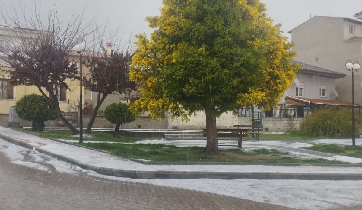 Κοζάνη: Άσπρισαν οι δρόμοι έπειτα από έντονη χαλαζόπτωση το μεσημέρι της Κυριακής