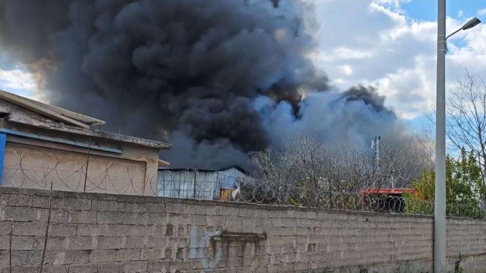 Φωτιά σε υπαίθριο χώρο στον Ταύρο – Καίγονται παλέτες και σκουπίδια, εστάλη 112 για τους καπνούς