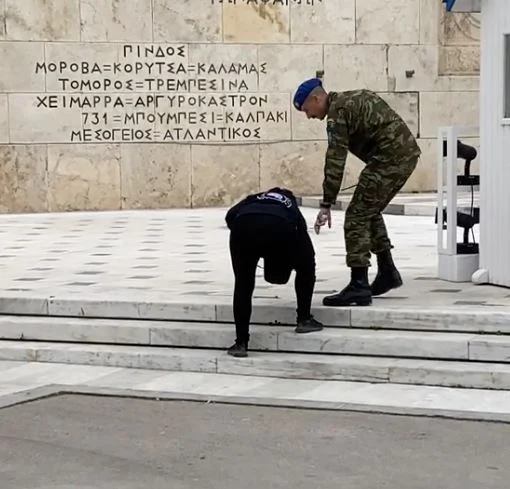 Συνελήφθη υπάλληλος της Βουλής – Προσπάθησε να γράψει συνθήματα στο Μνημείο του Άγνωστου Στρατιώτη