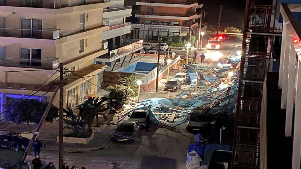 Ρόδος: Χειροπέδες στον μηχανικό και τον εργολάβο για τη σκαλωσιά που έπεσε πάνω σε 20 σταθμευμένα οχήματα