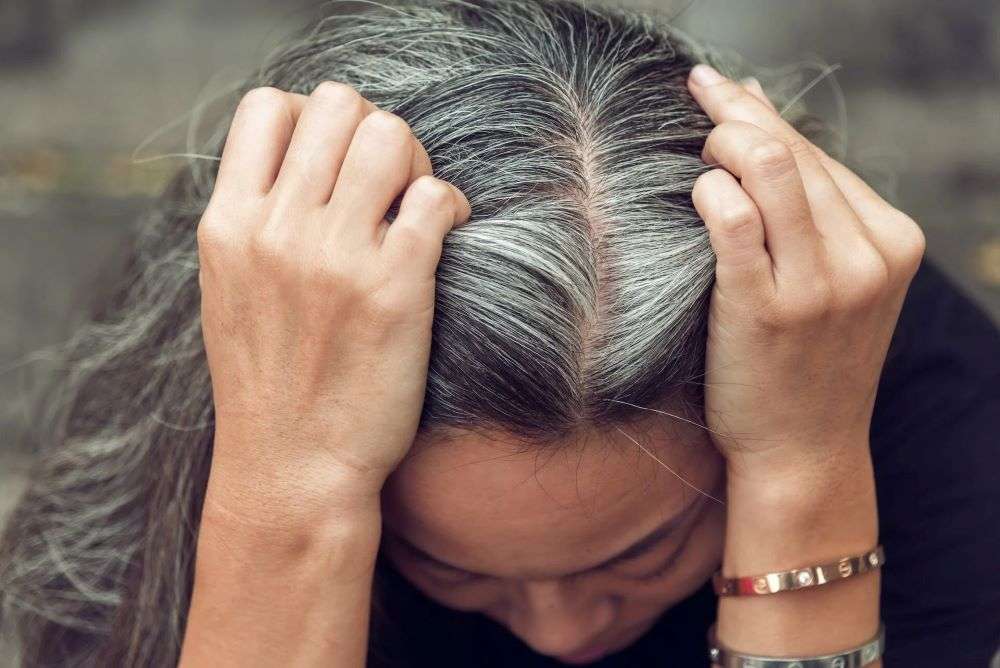 Η βιταμίνη που μπορεί να επιβραδύνει το γκριζάρισμα των μαλλιών – Σε ποιες τροφές βρίσκεται