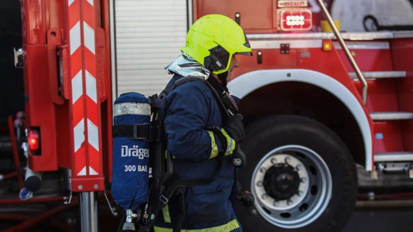 Κυκλοφοριακό κομφούζιο στο Μετς – Στις φλόγες αυτοκίνητο στην Ηλιουπόλεως