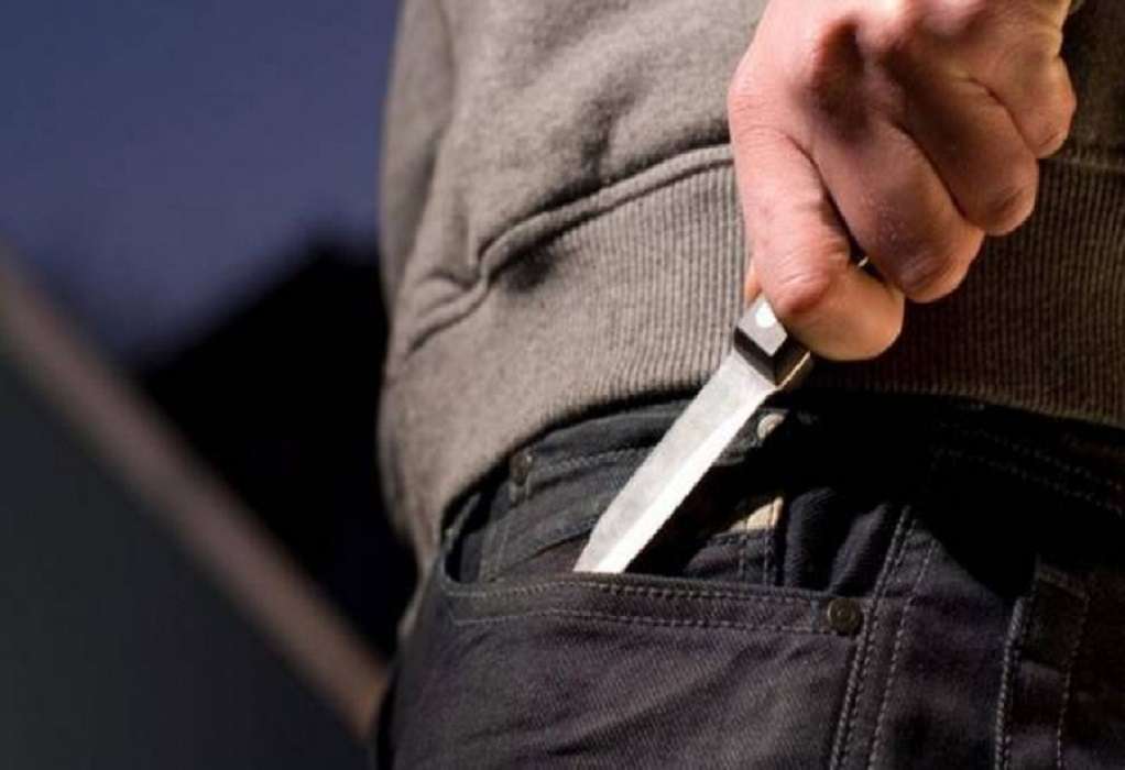 Οδηγός έβγαλε μαχαίρι μετά από τροχαίο και τραυμάτισε επιβάτη του άλλου αυτοκινήτου