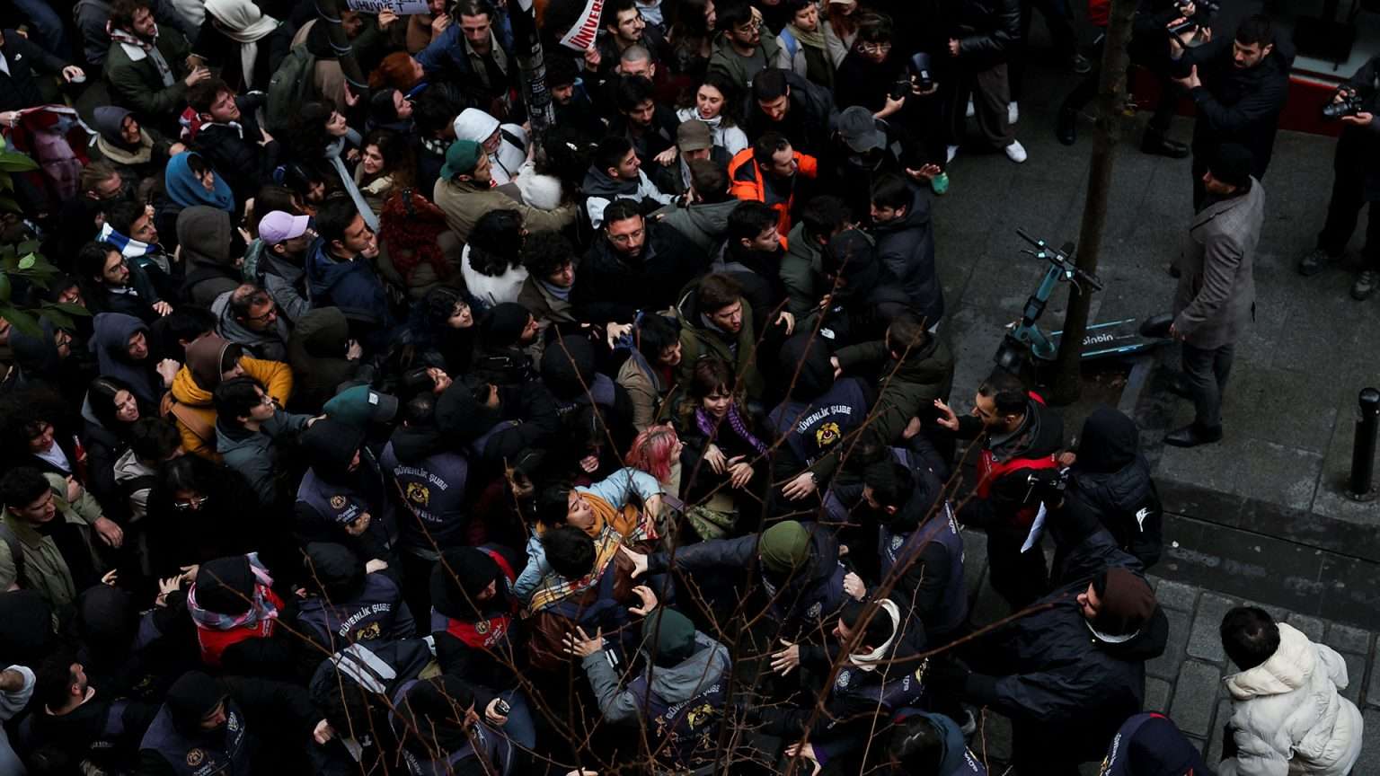 Κωνσταντινούπολη: Οπαδοί του Ιμάμογλου στους δρόμους με πορτρέτα του σφαγέα των Ελλήνων, Ατατούρκ