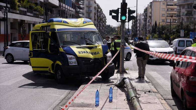 “ΤΡΟΧΑΙΟ ΜΕ ΑΣΘΕΝΟΦΟΡΟ”: Διασωληνωμένη η ασθενής που μετέφερε, σε σοβαρή κατάσταση η πεζή που χτυπήθηκε