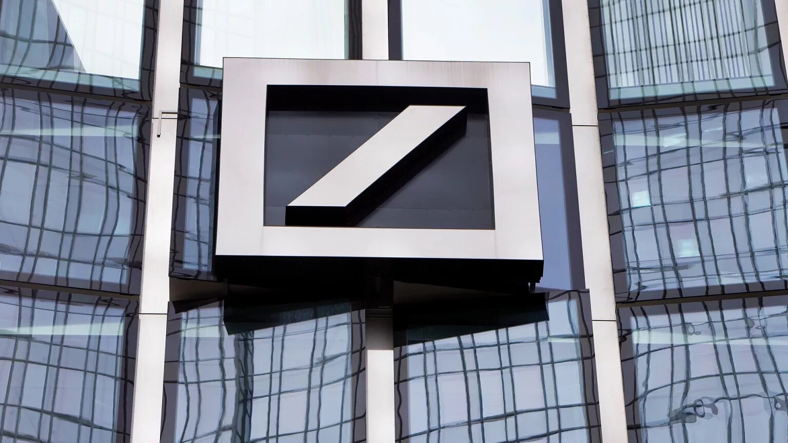 Η Deutsche Bank ανακοινώνει τα υψηλότερα κέρδη των τελευταίων 14 ετών