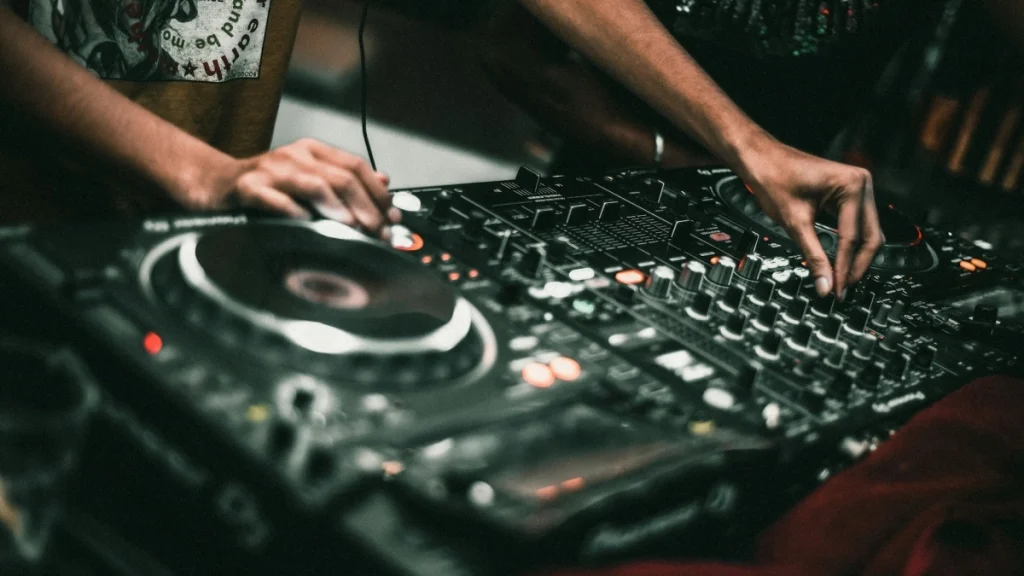 ΦΡΙΚΗ! “ΚΑΝΙΒΑΛΟΣ” Dj! ΕΠΙΤΕΘΗΚΕ ΚΑΙ ΕΚΟΨΕ ΤΟ ΑΥΤΙ ΣΥΝΑΔΕΛΦΟΥ ΤΟΥ!