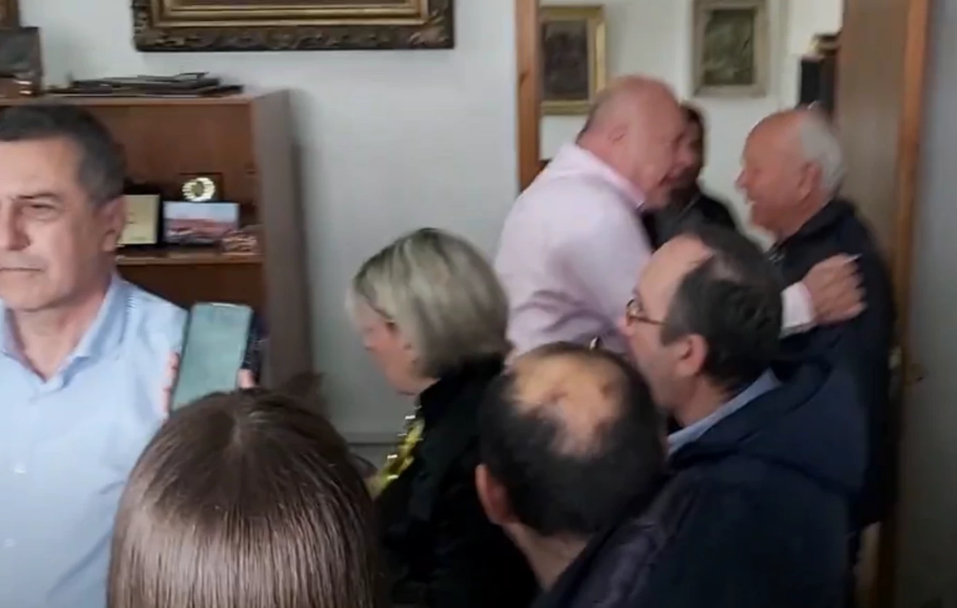 ΈΝΤΑΣΗ στο δημαρχείο Βόλου: Δημοτικός σύμβουλος διέκοψε τη συνέντευξη Μπέου – Κουρέτα