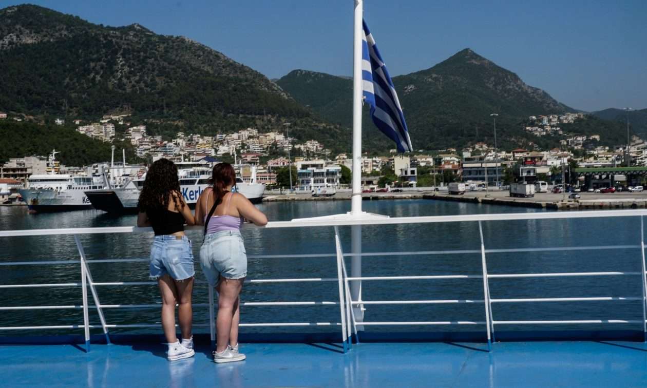 Ο Γάλλος τουρίστας που ΧΑΣΤΟΥΚΙΣΕ τη 16χρονη κρυβόταν από τους λιμενικούς – Η σύζυγός του πέταξε μια βρώμικη πάνα στους μαθητές!