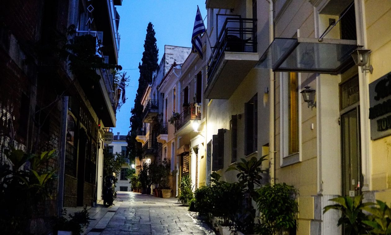 ΣτΕ: Κρίνεται το μέλλον των Airbnb στην Πλάκα – Στο μικροσκόπιο η πολεοδομική χρήση