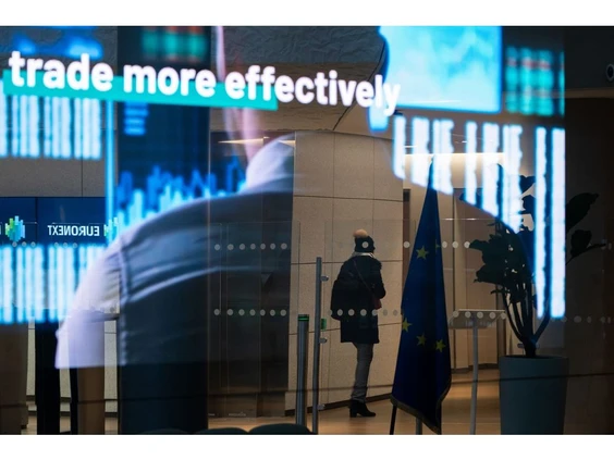 Οι ευρωπαϊκές μετοχές συνεχίζουν την πτώση καθώς τίθενται σε ισχύ οι δασμοί του Τραμπ