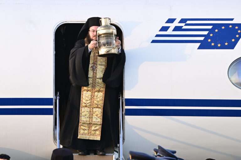 ΖΩΝΤΑΝΑ – Η Αφιξη του Αγίου Φωτός στην Ελλάδα