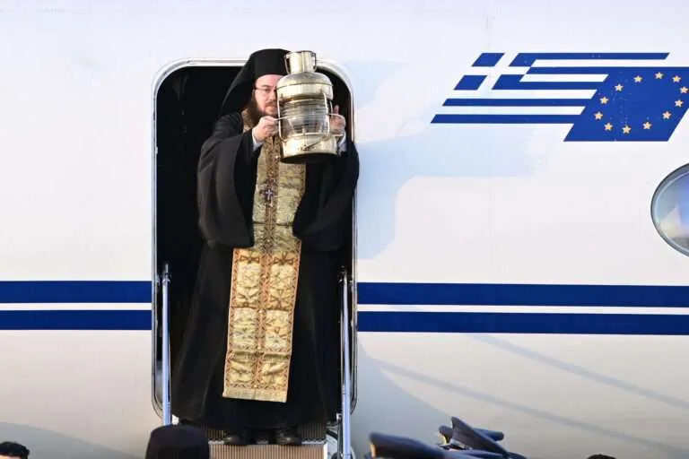 ΖΩΝΤΑΝΑ – Η Αφιξη του Αγίου Φωτός στην Ελλάδα