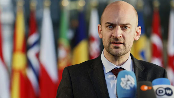 Κλιμακώνεται η διπλωματική διένεξη Γαλλίας-Αλγερίας καθώς η Αλγερία απελαύνει 12 Γάλλους αξιωματούχους