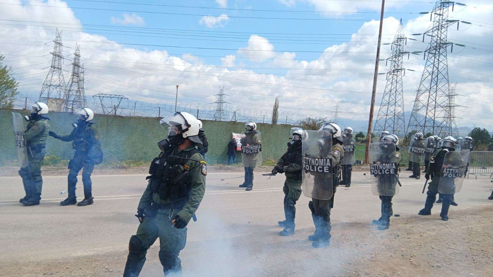 ΦΩΤΙΑ στην Κοζάνη: Επεισόδια και ένταση κατά Μητσοτάκη – Διαδηλωτές επιτίθενται έξω από τον Ατμοηλεκτρικό Σταθμό