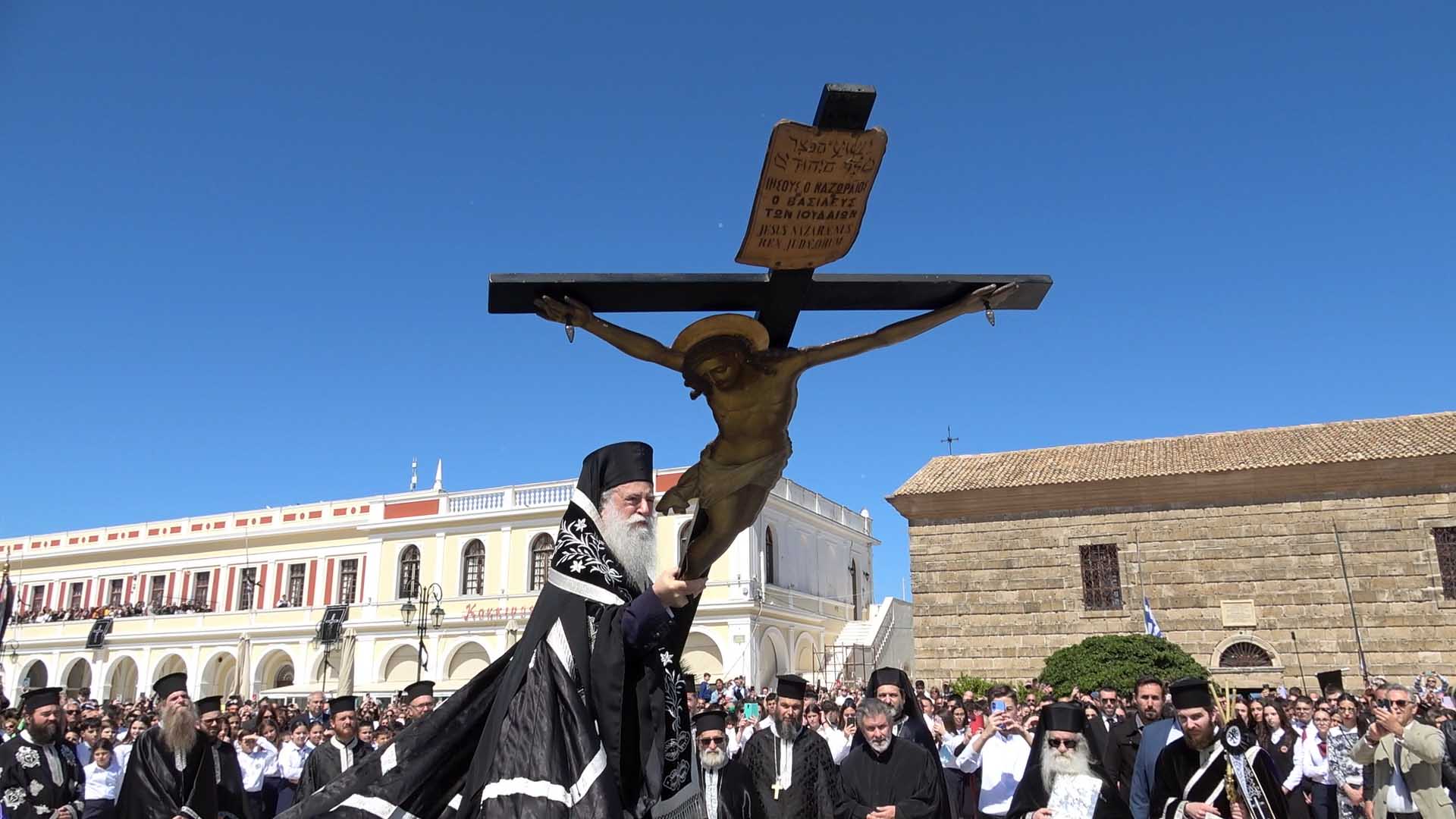 Ζάκυνθος: Πραγματοποιήθηκε η Επίσημη Λιτάνευση Του Εσταυρωμένου – Ευλογία του Σύμπαντος 2025