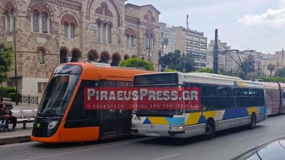 Τροχαίο με Τραμ και λεωφορείο στο κέντρο του Πειραιά