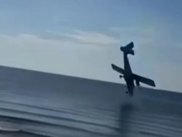 ΣΟΚ! Αεροσκάφος συντρίβεται δίπλα σε πολυτελές ξενοδοχείο – Σκοτώθηκαν έξι άνθρωποι (Bίντεο)