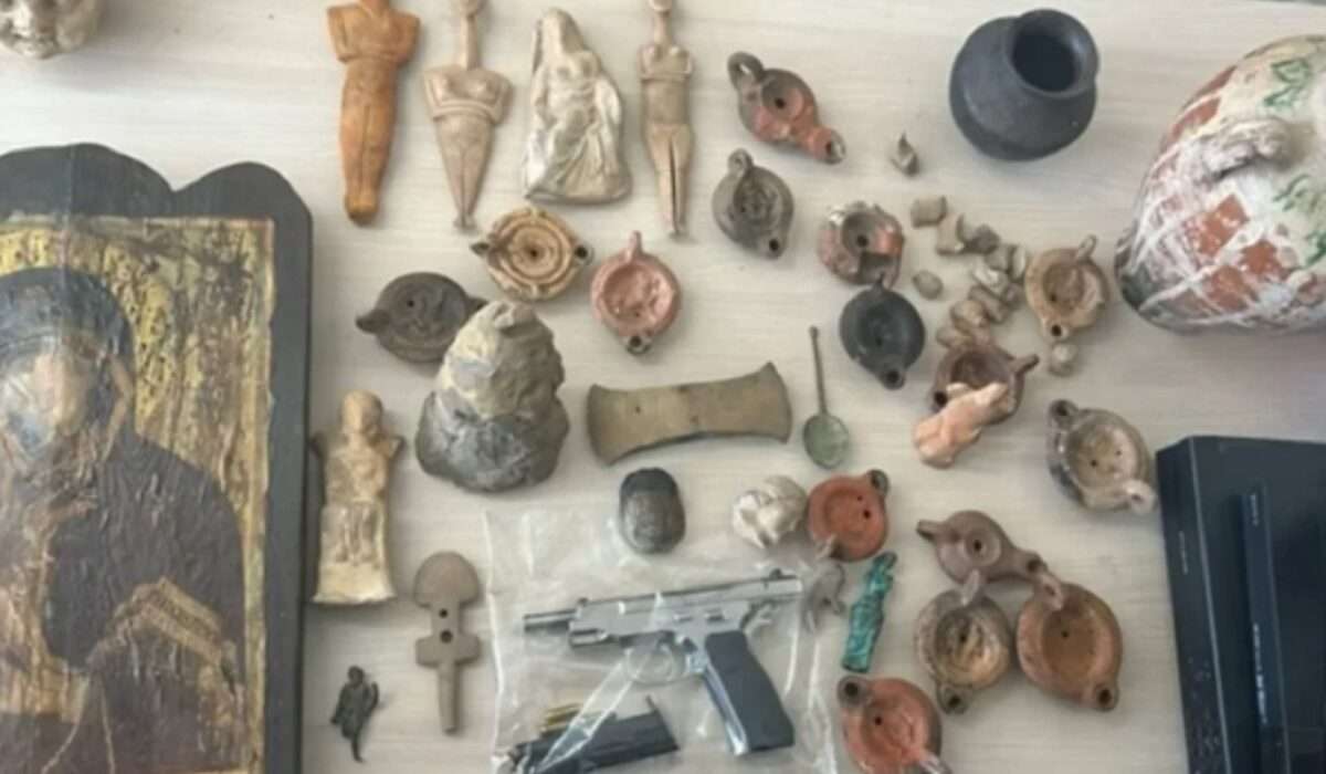 Δημόσιος υπάλληλος «ΑΡΧΗΓΟΣ» των οπλοφόρων πωλητών – Η εγκληματική οργάνωση που συγκλονίζει!