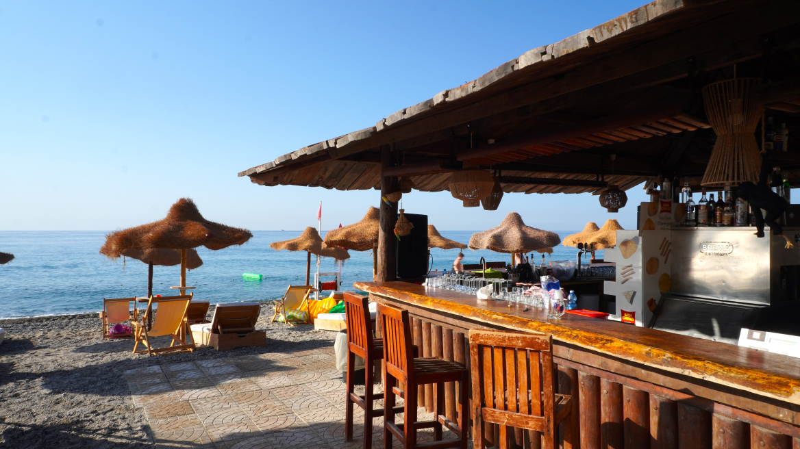 Ρόδος: «Λουκέτο» σε γνωστό beach bar έβαλε το Πρωτοδικείο