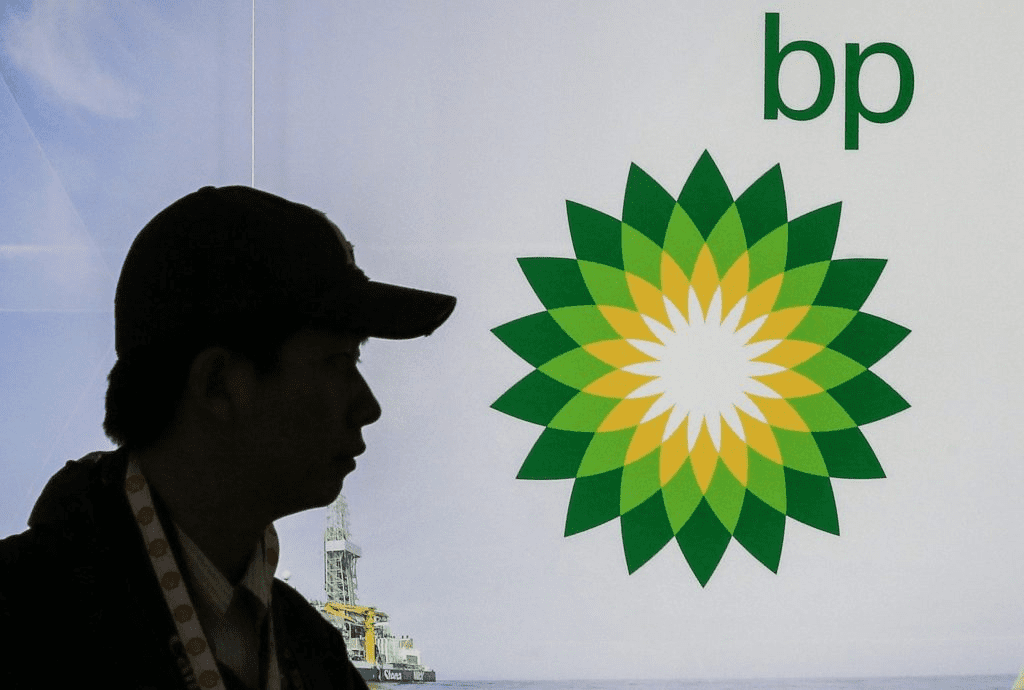 Τα κέρδη της BP μειώνονται κατά το ήμισυ καθώς αγωνίζεται να αναστρέψει την πορεία της