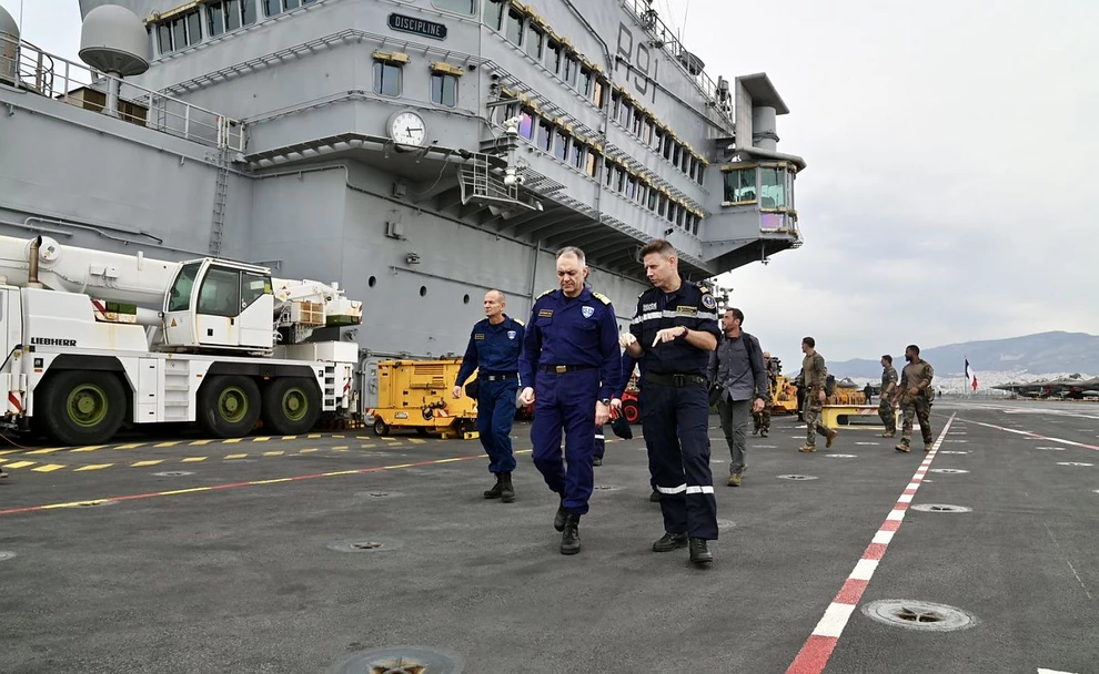 Στον Φαληρικό όρμο το γαλλικό αεροπλανοφόρο «Σαρλ ντε Γκολ»