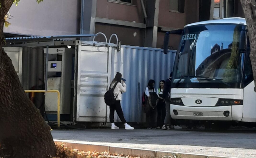ΣΚΑΝΔΑΛΟ! ΒΟΜΒΑ ΚΑΥΣΙΜΩΝ ΔΙΠΛΑ ΣΕ ΜΑΘΗΤΕΣ – Πολιτική συγκάλυψη και σιωπή!